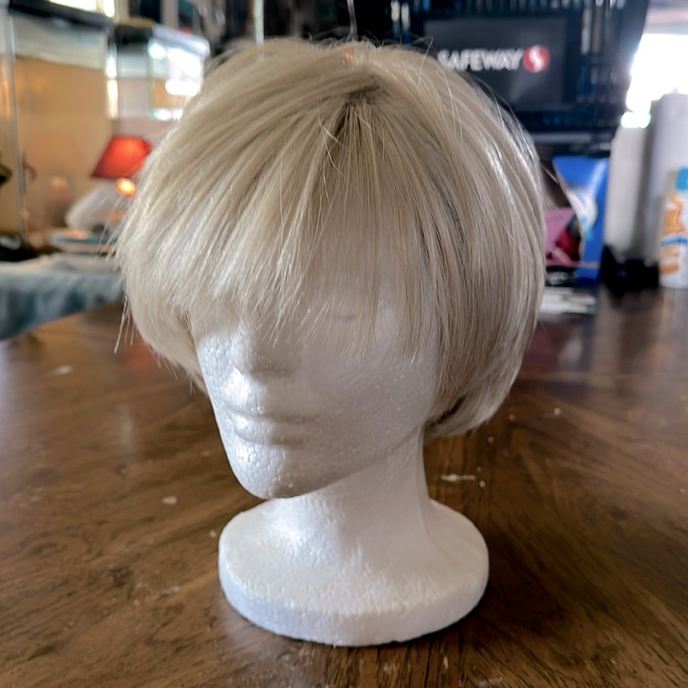 💯Noriko Collection By Aderans, Wig, creamy blond, brand new, never warn!💯
